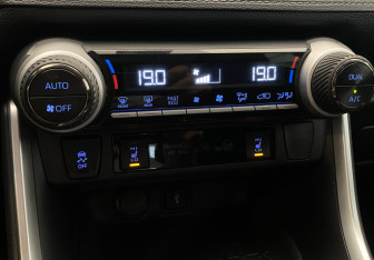 Подержанный автомобиль Toyota RAV4 2022 года (18 фото)