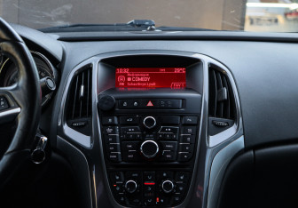 Подержанный автомобиль Opel Astra Sedan 2013 года (10 фото)