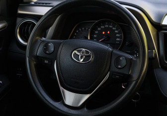 Подержанный автомобиль Toyota RAV4 2014 года (11 фото)