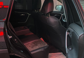 Подержанный автомобиль Toyota RAV4 2025 года (8 фото)