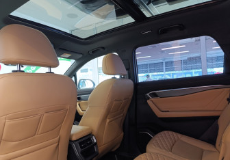 Подержанный автомобиль Geely Okavango 2023 года (10 фото)