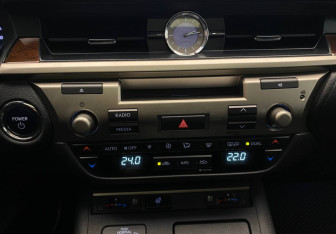 Подержанный автомобиль Lexus ES 2012 года (12 фото)