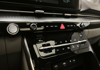 Подержанный автомобиль Kia Carnival 2021 года (14 фото)