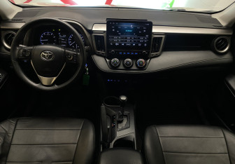 Подержанный автомобиль Toyota RAV4 2016 года (10 фото)