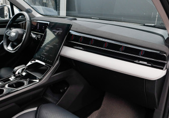 Подержанный автомобиль Geely Atlas 2024 года (9 фото)