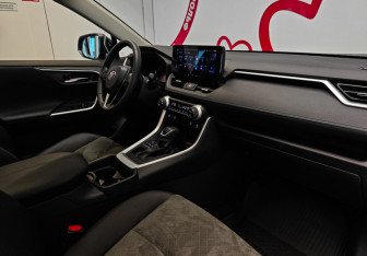Подержанный автомобиль Toyota RAV4 2025 года (7 фото)