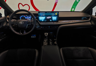 Подержанный автомобиль Toyota Camry Sedan 2025 года (10 фото)