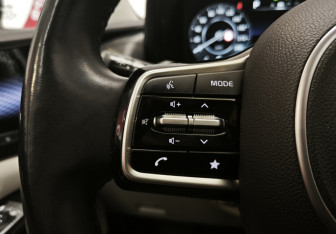 Подержанный автомобиль Kia Carnival 2021 года (16 фото)