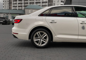 Подержанный автомобиль Audi A4 Sedan 2018 года (9 фото)