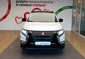 Подержанный автомобиль Mitsubishi Outlander 2022 года (2 фото)