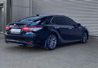 Подержанный автомобиль Toyota Camry Sedan 2023 года (5 фото)