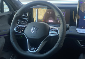 Подержанный автомобиль Volkswagen Tiguan 2025 года (16 фото)