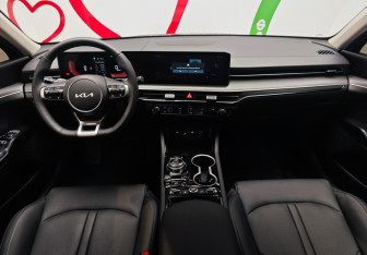 Подержанный автомобиль Kia K5 2025 года (9 фото)