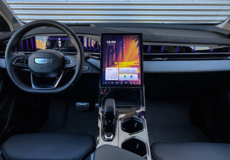 Подержанный автомобиль Geely Atlas 2024 года (14 фото)