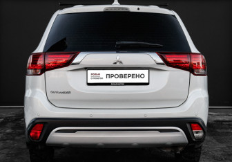 Подержанный автомобиль Mitsubishi Outlander 2021 года (6 фото)