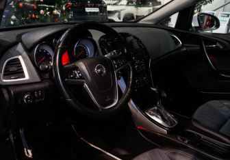 Подержанный автомобиль Opel Astra Hatchback 2014 года (16 фото)