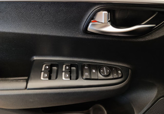 Подержанный автомобиль Kia Rio Hatchback 2021 года (13 фото)