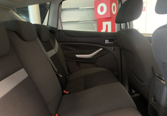 Подержанный автомобиль Ford Kuga 2010 года (8 фото)
