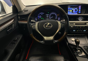 Подержанный автомобиль Lexus ES 2012 года (18 фото)