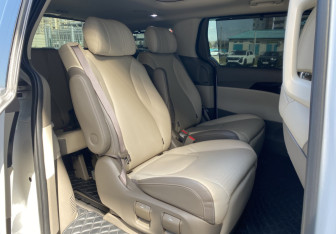 Подержанный автомобиль Kia Carnival 2021 года (10 фото)