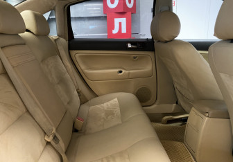 Подержанный автомобиль Volkswagen Passat Sedan 1999 года (8 фото)