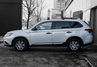 Подержанный автомобиль Mitsubishi Outlander 2021 года (8 фото)