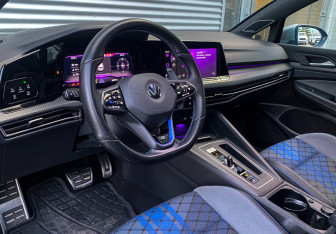 Подержанный автомобиль Volkswagen Golf R Hatchback 2021 года (17 фото)