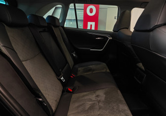 Подержанный автомобиль Toyota RAV4 2025 года (8 фото)