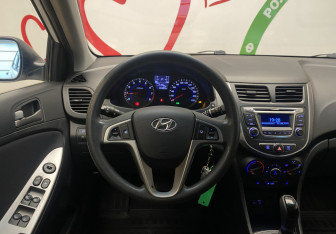 Подержанный автомобиль Hyundai Solaris Hatchback 2015 года (12 фото)