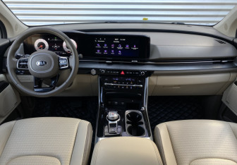 Подержанный автомобиль Kia Carnival 2021 года (14 фото)