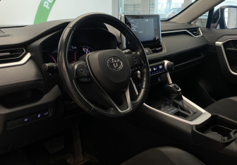 Подержанный автомобиль Toyota RAV4 2022 года (15 фото)