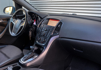 Подержанный автомобиль Opel Astra Sedan 2014 года (8 фото)