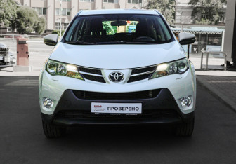 Подержанный автомобиль Toyota RAV4 2014 года (2 фото)