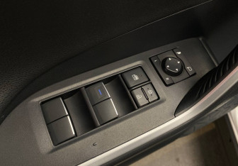 Подержанный автомобиль Toyota RAV4 2021 года (11 фото)