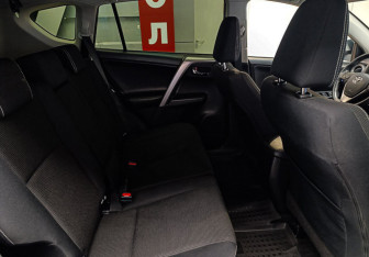 Подержанный автомобиль Toyota RAV4 2019 года (9 фото)