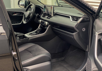 Подержанный автомобиль Toyota RAV4 2022 года (10 фото)