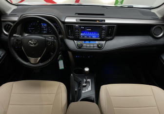 Подержанный автомобиль Toyota RAV4 2017 года (12 фото)