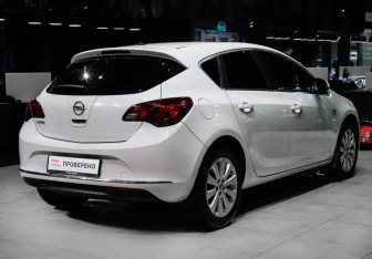 Подержанный автомобиль Opel Astra Hatchback 2014 года (4 фото)