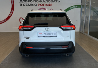 Подержанный автомобиль Toyota RAV4 2021 года (5 фото)