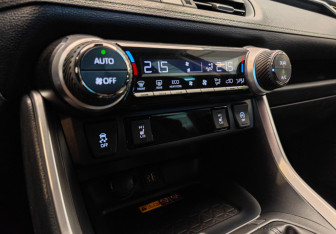 Подержанный автомобиль Toyota RAV4 2025 года (14 фото)