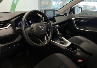 Подержанный автомобиль Toyota RAV4 2021 года (14 фото)