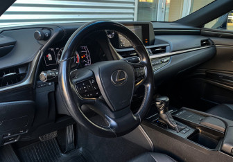 Подержанный автомобиль Lexus ES 2020 года (17 фото)