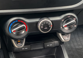Подержанный автомобиль Kia Rio Sedan 2020 года (14 фото)
