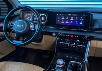 Подержанный автомобиль Kia Carnival 2021 года (11 фото)