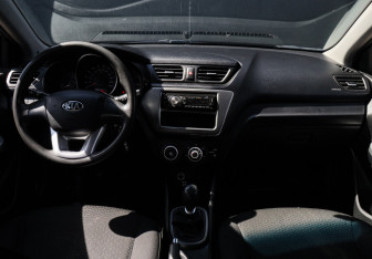 Подержанный автомобиль Kia Rio Hatchback 2013 года (10 фото)