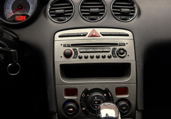 Подержанный автомобиль Peugeot 308 Hatchback 2008 года (12 фото)