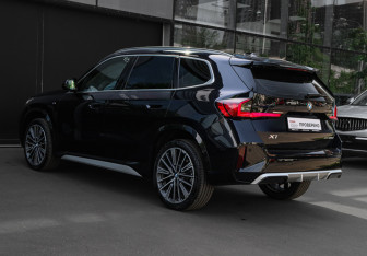 Подержанный автомобиль BMW X1 2025 года (6 фото)