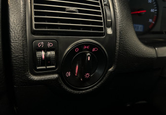 Подержанный автомобиль Volkswagen Golf Hatchback 2002 года (10 фото)