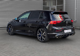 Подержанный автомобиль Volkswagen Golf R Hatchback 2021 года (7 фото)