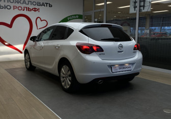 Подержанный автомобиль Opel Astra Hatchback 2012 года (6 фото)